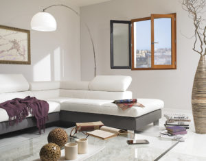 Fenêtre bois VIRTUOSE en Pin Sylvestre, bicoloration lasure dorée et gris anthracite. Les Menuiseries Françaises